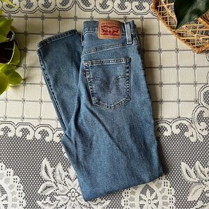 Levi's distressed high waisted mom jeans size 27/29L